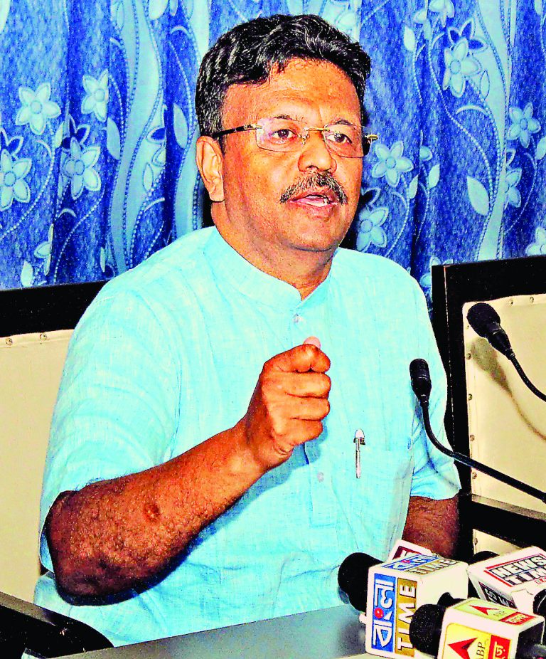 कोलकाता निगम के मेयर फिरहाद ने पूछा : बार-बार झोपड़ियों में ही आग क्यों लग रही है