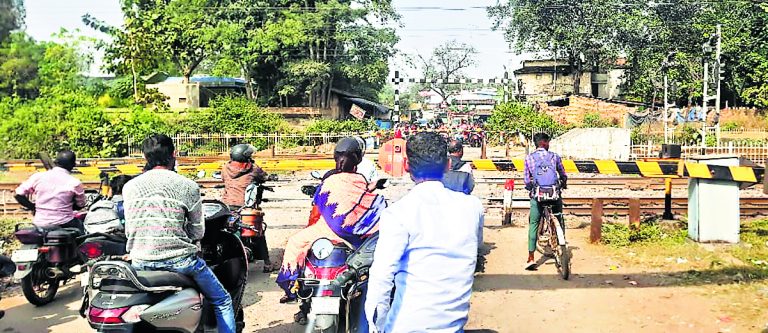 Sambalpur News: बामड़ा में जाम से बचने के लिए बंद फाटक के नीचे से आना-जाना करते हैं लोग, हादसे की आशंका