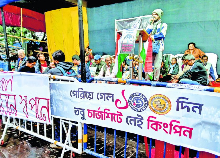 प्रदर्शन के दूसरे दिन जूनियर डॉक्टर पहुंचे धरना स्थल पर