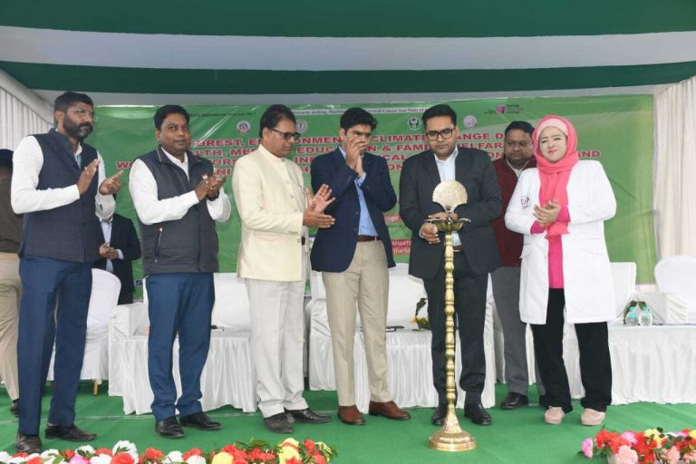 Chaibasa News : शिविर में 2043 मरीजों की स्वास्थ्य जांच
