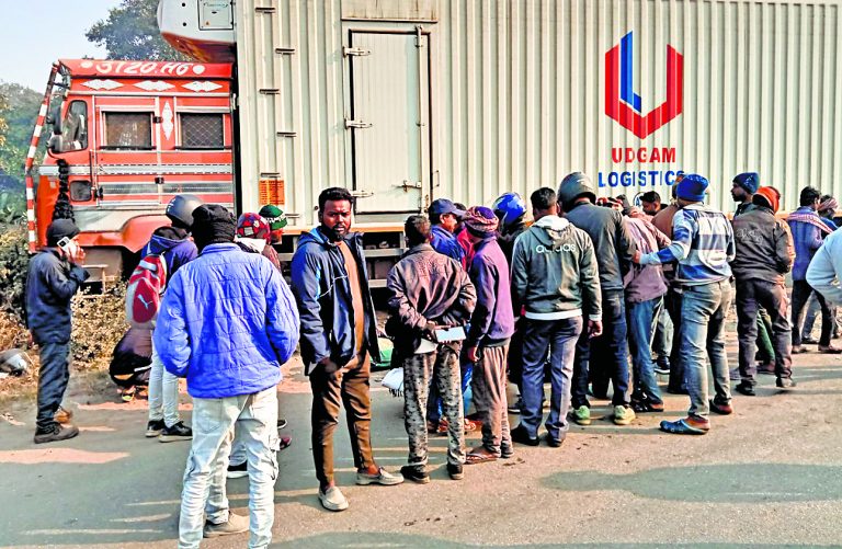 कंटेनर की चपेट में आने से ठेका मजदूर की मौत, मां व बहन गंभीर