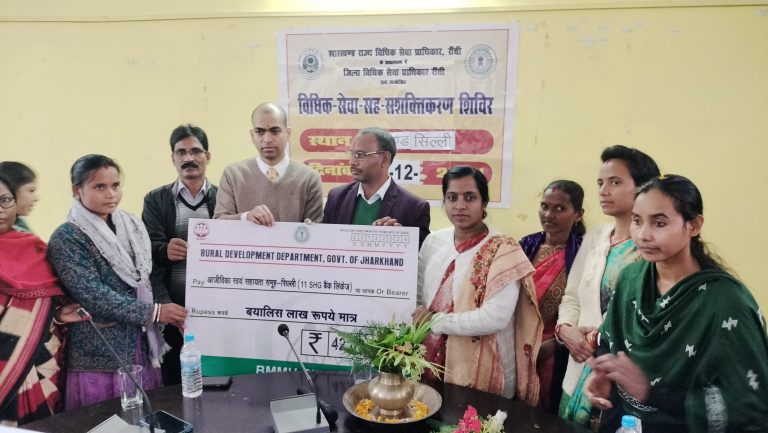 11 महिला समितियों के बीच बांटे 42 लाख रुपये
