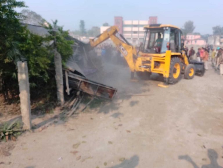 नपं बेलदौर बाजार में फिर चला प्रशासनिक बुलडोजर, अतिक्रमणकारियों में मची हड़कंप