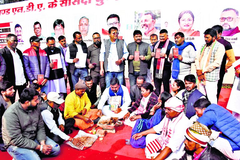 Political News : बकाया पर एनडीए सांसदों की चुप्पी तोड़ने के लिए कांग्रेस ने की सर्वधर्म प्रार्थना