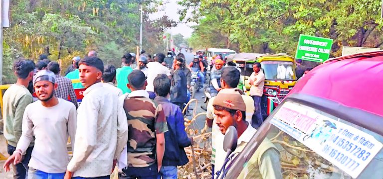Buxar News: करेंट से किशोर की मौत के बाद नाराज लोगों ने सड़क जाम कर किया हंगामा