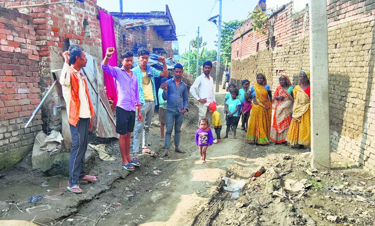 हसनपुर गांव में अब तक नहीं बनी पक्की सड़क, ग्रामीण परेशान