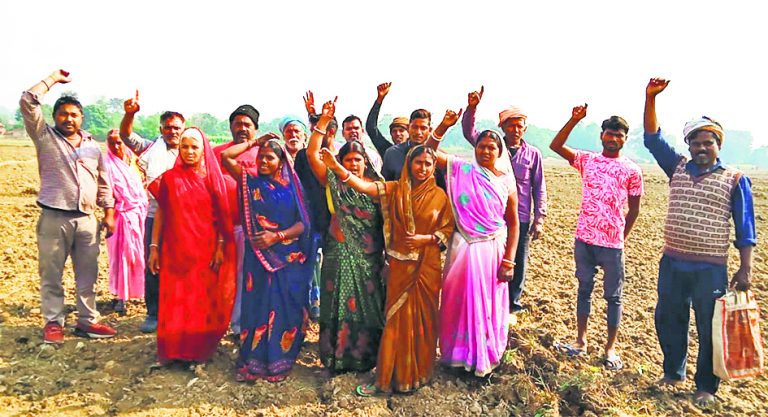 Gaya News : ग्रामीणों ने सड़क निर्माण का काम कराया बंद, जेसीबी को किया क्षतिग्रस्त