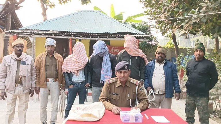 Purnia news : व्यवसायी का पीछा कर रहे तीन हथियारबंद अपराधी धराये