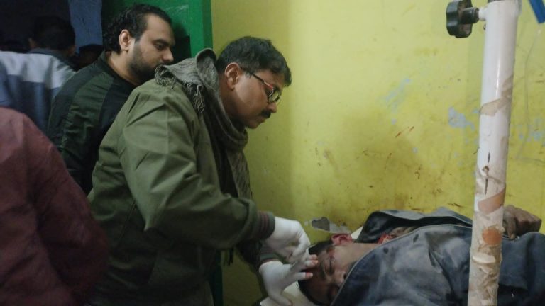 ट्रक की टक्कर से बाइक सवार घायल