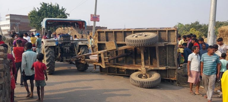 महागामा के बलिया में तेज रफ्तार ट्रैक्टर पलटा, चपेट में आने से बाइक सवार घायल