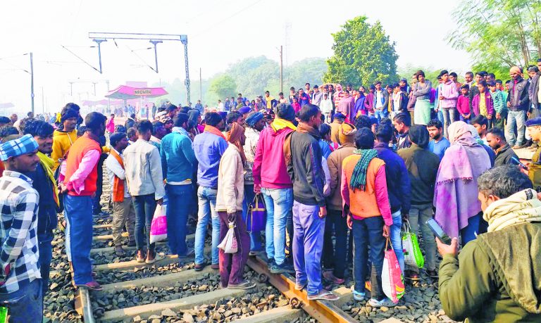 Patna News : कम बोगी से नाराज यात्रियों ने नदवां में पटरी पर बैठ कर रोकी पैसेंजर ट्रेन