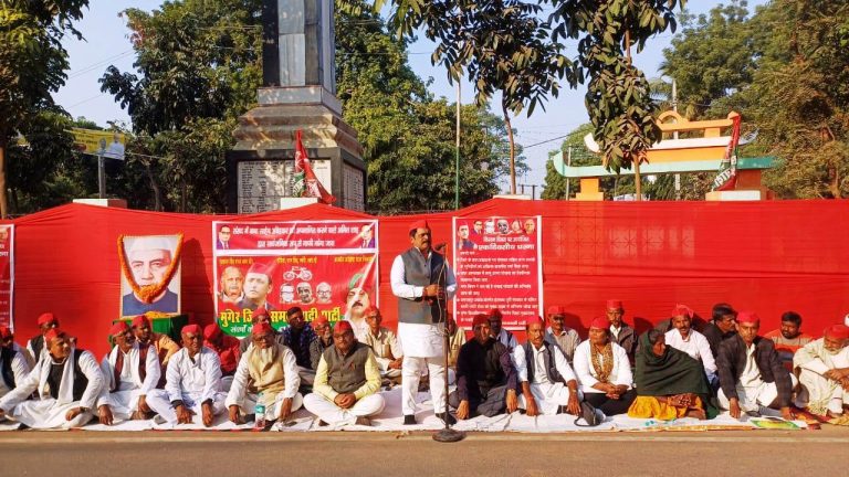 पूंजीपतियों के गोद में है सरकार, अधिकारियों के कोख से पनप रहा भष्ट्राचार : सपा