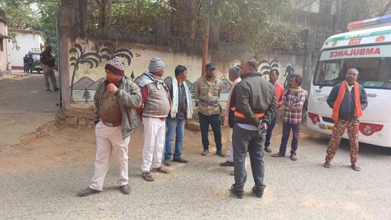 Deoghar News : ट्रक के लुढ़कने से पहिये के नीचे आया चालक, कुचलने से मौत