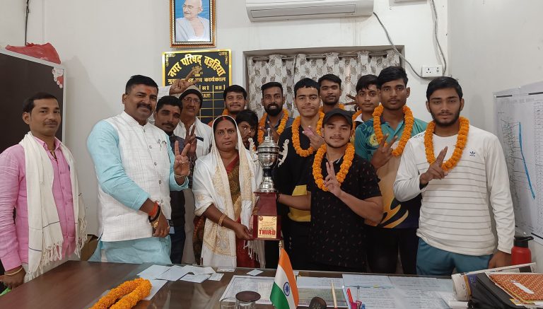 कबड्डी प्रतियोगिता में कांस्य पदक हासिल खिलाड़ियों को किया सम्मानित