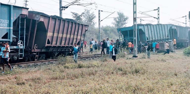 Bokaro News : कोयला लेकर टीटीपीएस आ रही मालगाड़ी की तीन बोगियां बेपटरी