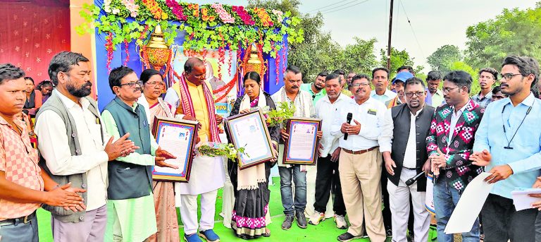 Jharsuguda News: वीर करुणाकर नायक का शहीद दिवस मना, जीवनी से प्रेरणा लेकर काम करने का लिया संकल्प