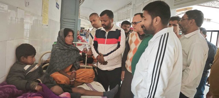 सांसद की ओर से घायल परिवारों को की गयी आर्थिक मदद