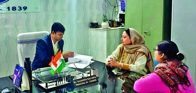 Ranchi News : जिला स्कूल का निरीक्षण, कम मिली उपस्थिति