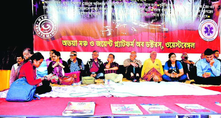 धरना मंच पर ही पुलिस और चिकित्सकों के बीच हुई बहस