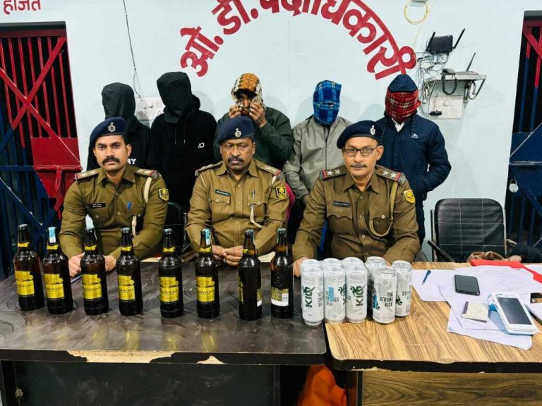छह तस्करों को शराब के साथ पुलिस ने किया गिरफ्तार, तीन बाइक जब्त