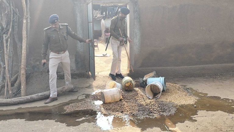 पुलिस ने 300 किलो फूला हुआ महुआ को किया नष्ट