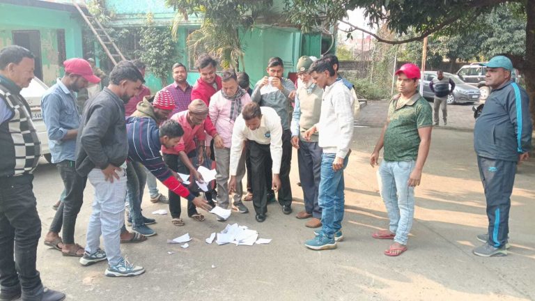 Giridih News: बिजली बिल माफ नहीं होने पर उपभोक्ताओं ने विरोधस्वरूप जलाया आवेदन