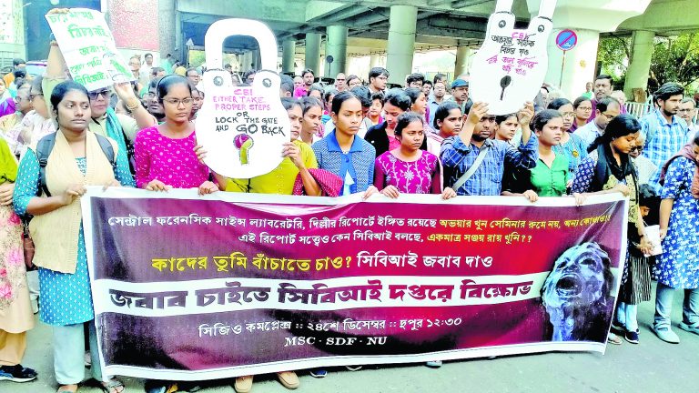 डॉक्टरों ने सीबीआइ कार्यालय में जड़ा प्रतीकात्मक ताला