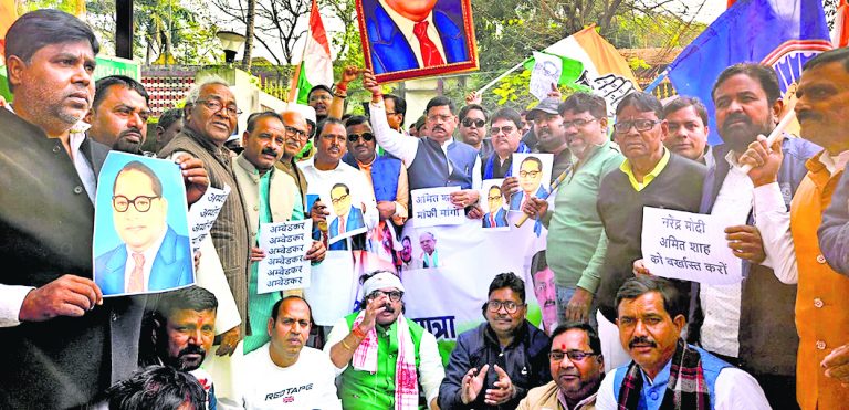 Dhanbad News : कांग्रेस ने निकाली बाबासाहेब आंबेडकर सम्मान यात्रा, मांगा गृहमंत्री का इस्तीफा