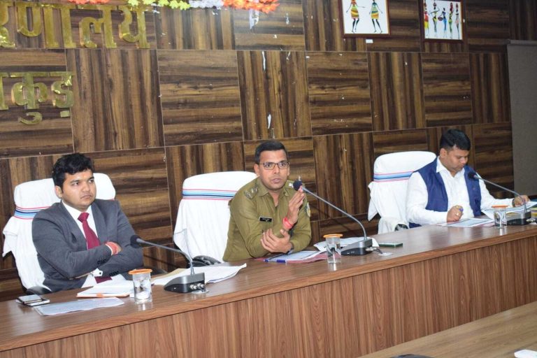 जिले में अवैध खनन, भंडारण व ढुलाई पर लगायें रोक : डीसी