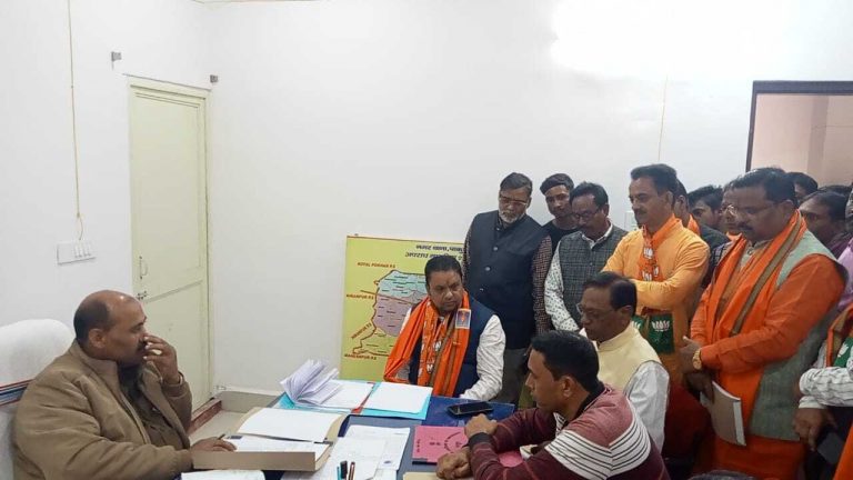 भाजपा का झंडा फेंके जाने पर कार्यकर्ता नाराज