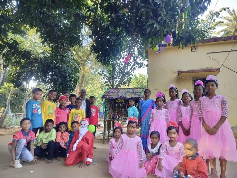 मुर्गापाथर में क्रिसमस पर सांस्कृतिक कार्यक्रम आयोजित