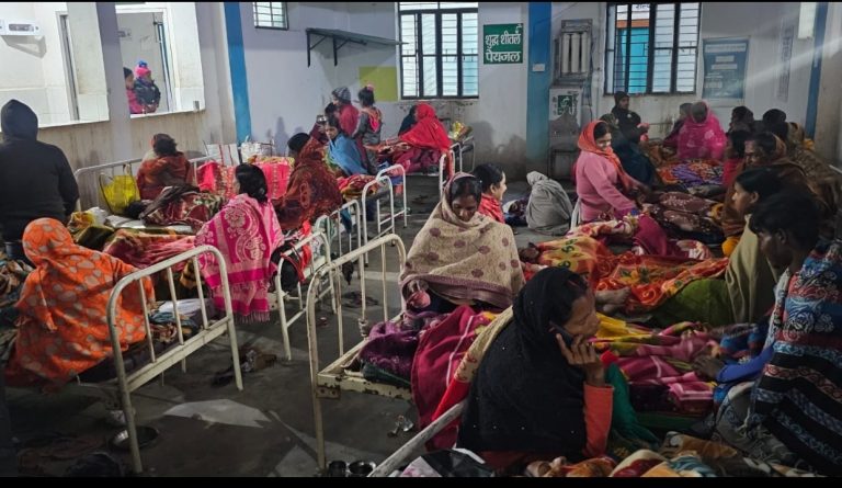 टीन की छत के नीचे बिना चादर वाले बेड पर महिलाओं ने काटी रात