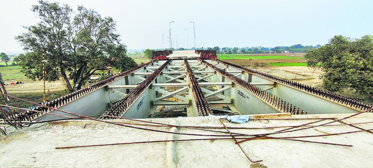 Gaya News : गुरारू रेलवे ओवरब्रिज अब तक पूरा नहीं, फाटक पर लगता है जाम