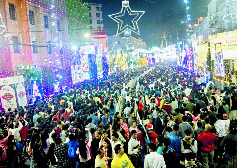 क्रिसमस पर जश्न में डूबे लोग