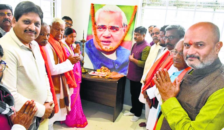 Dhanbad News : धनबाद भाजपा ने सुशासन दिवस के रूप में मनायी अटल जयंती