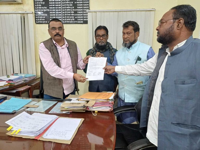 सुरजापुरी को अत्यंत पिछड़ा जाति का दर्जा देने की मांग को डीएम को सौंपा पत्र