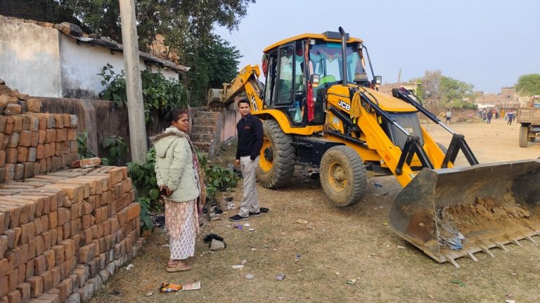 सीएनडी खेल मैदान से हटाया गया अतिक्रमण