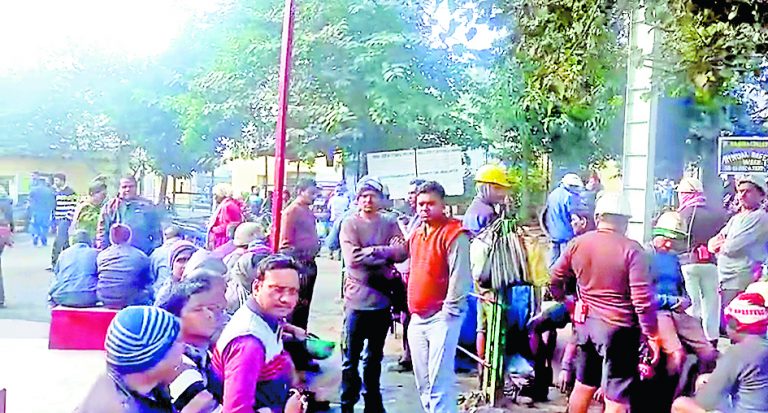 सैकड़ों बीघे की जमीन पानी में समायी, ग्रामीणों ने बंद किया कोयला खदान में उत्पादन