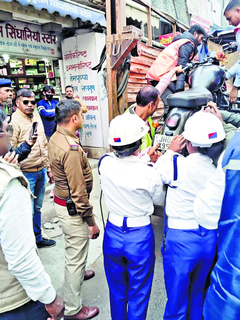 Ranchi news : अपर बाजार में चला अतिक्रमण हटाओ अभियान, ठेला व वाहन जब्त