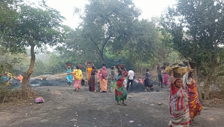 Dhanbad News :सिक्युरिटी टीम ने भारी मात्रा में जब्त किया कोयला, अधिकांश लूट ले गयीं महिलाएं