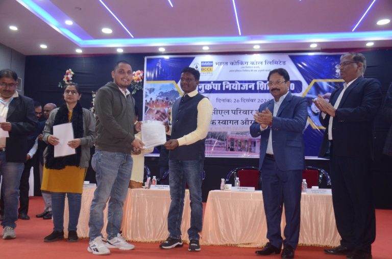 Dhanbad News: खनन कार्य में लगे मजदूर देश के सच्चे योद्धा : सीएमडी