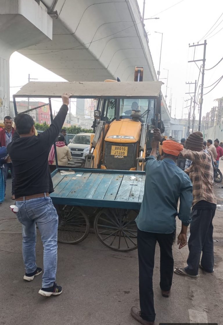 Patna News : अतिक्रमण हटाने के दौरान जेसीबी के आगे लेटा युवक,  हंगामा