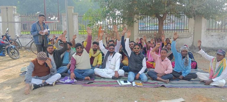 भ्रष्टाचार को लेकर नवयुवक संघ ने दिया धरना