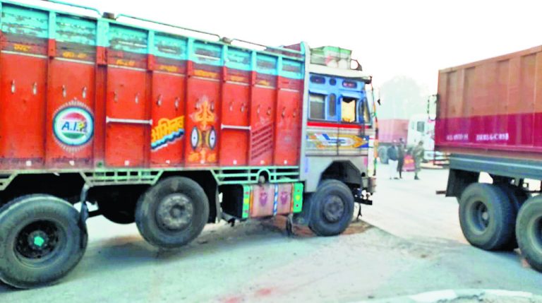 Buxar News:  प्रशासन की लापरवाही से प्रतिदिन गोलंबर पर लग रहा है जाम