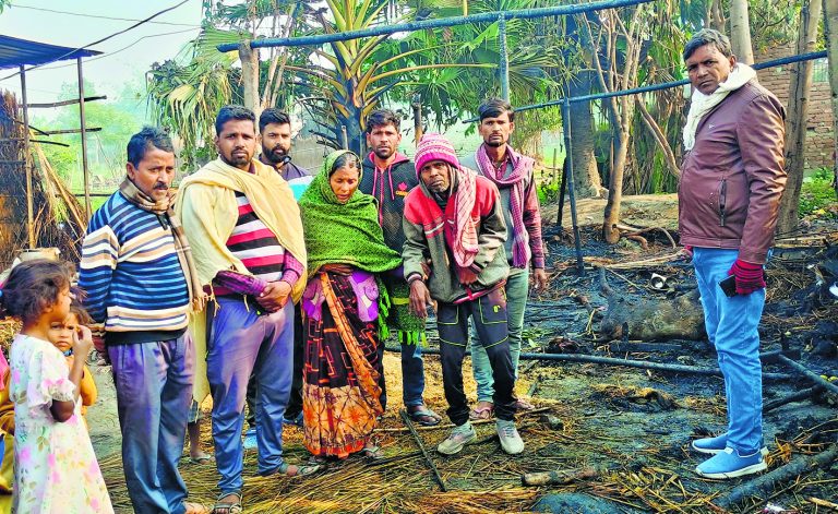 Chhapra News : बिशनपुर में फुशनुमा घर में लगी आग, दो मवेशियों समेत घरेलू सामान जलकर राख