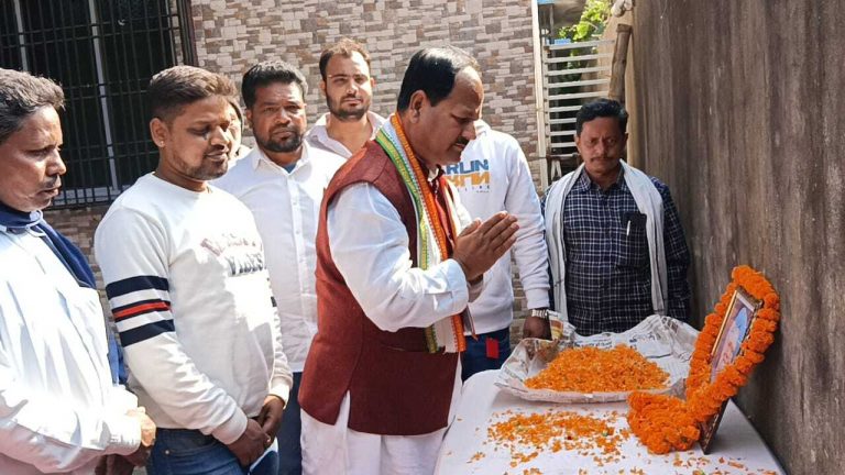 कांग्रेसियों ने पूर्व प्रधानमंत्री  को दी श्रद्धांजलि
