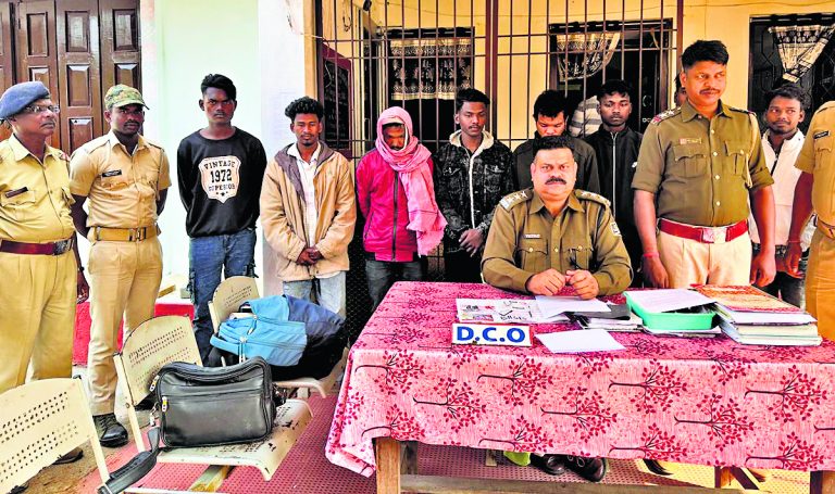 Sambalpur News: अंतर जिला चोर गिरोह के आठ सदस्य गिरफ्तार, आधा दर्जन बाइक जब्त