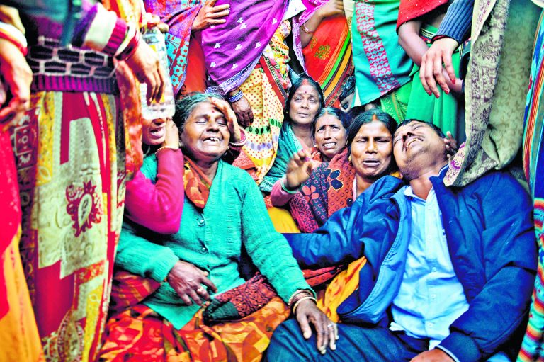 आग से झुलसी एसडीओ की पत्नी ने तोड़ा दम, आक्रोशित लोग सड़क पर उतरे