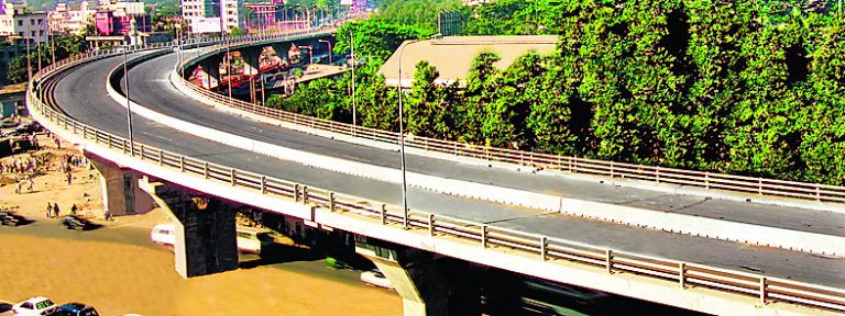 डबल डेकर फ्लाइओवर के रैंप के निर्माण का काम तेज