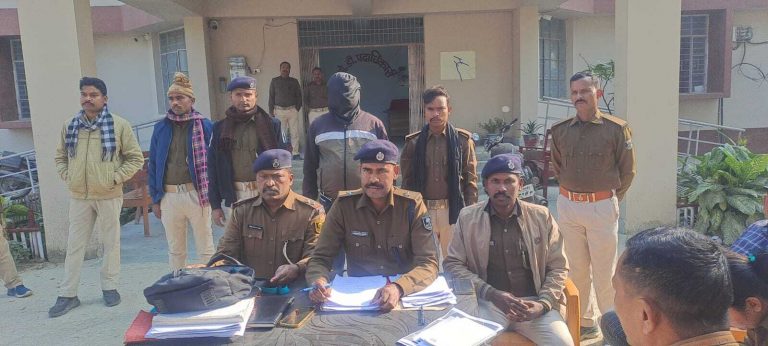 हत्या, डकैती के फरार आरोपित को गिरफ्तार कर भेजा जेल